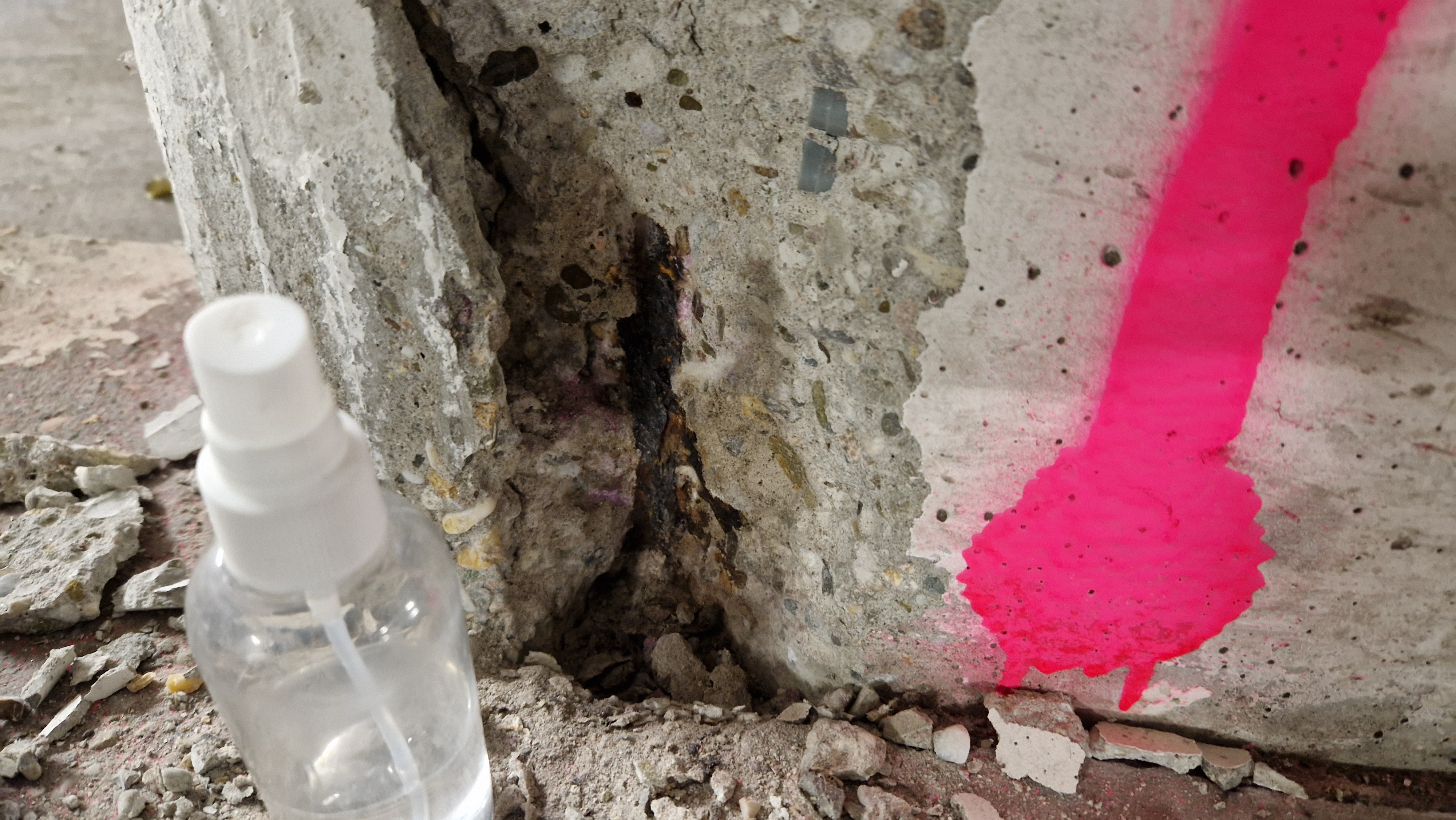 Geöffneter Betonbereich am Fuß einer Tiefgaragenstütze mit Indikatorfärbung