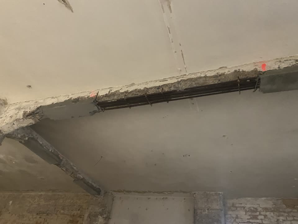 Bestandstragwerk mit Stützen und Arbeitsgerüst