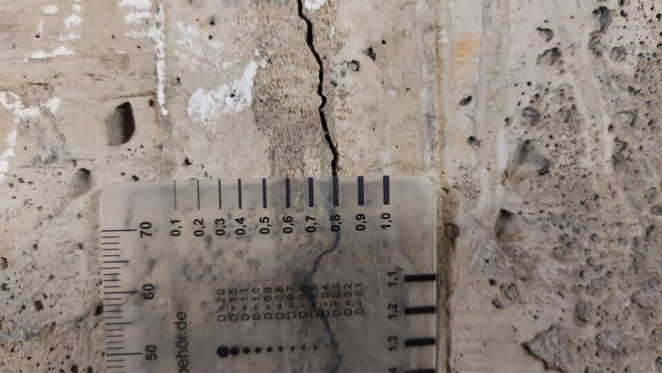 Rissbreitenmessung auf einer Betonoberfläche