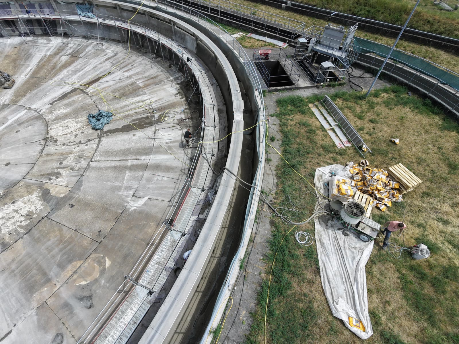 Arbeitsgerüste und Baustelleneinrichtung am Regenbecken der ENTEGA