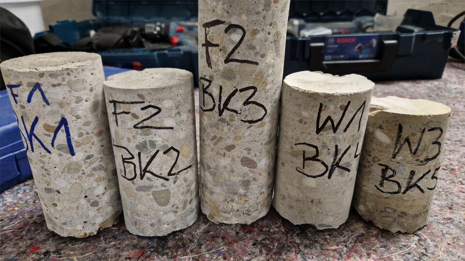 Beschriftete Bohrkerne aus der Bauwerksuntersuchung