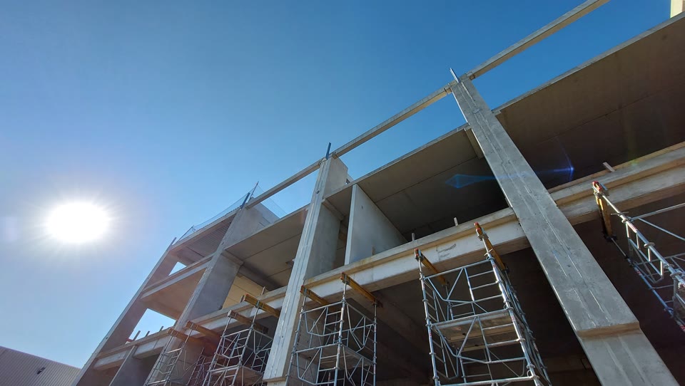 Betontragwerk im Bau unter blauem Himmel
