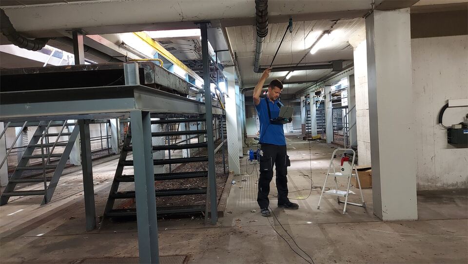 Mitarbeiter bei der Bauwerksprüfung mit digitaler Dokumentation