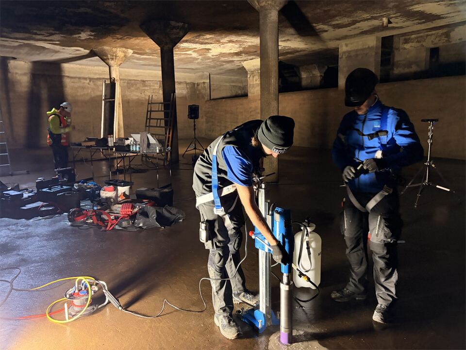 Team bei der Vorbereitung einer Kernbohrung